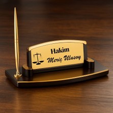 Hediye Vakti Kişiye Özel Hakim Masa Üstü Isimlik – Altın Renk Şık Tasarım Kalemli Ofis Isimliği