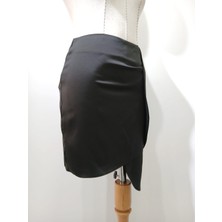 Gizelia Siyah Saten Drape Detaylı Mini Etek – Şıklığın ve Zarafetin Buluşması