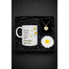 Masalsı Concept Anneler Günü Hediyesi Özel Tasarım Kupa Papatya Kolye ve Papatya Mum Hediye Kutusunda