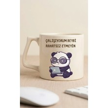 Krem Rengi Pandalı Çalışıyorum Rahatsız Etmeyin Yazılı Özel Tasarım Lüks Seramik Kupa Bardak