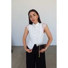 Özge Özgenç Güpür ve Dantel Işlemeli Yelek