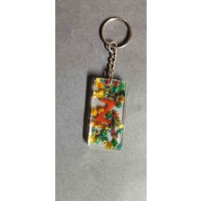 Miina Aksesuar Kurutulmuş Çiçeklerle Süslenmiş Epoksi Malzemeden Üretilmiş Kişiselleştirilmiş Bir harf Anahtarlıktır.