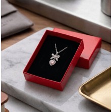 Pigna Aksesuar Gümüş Renk Çelik Kolye - Pembe Taşlı Kalp ve Kurdele Figürlü - Hediye Kutulu & Paketli