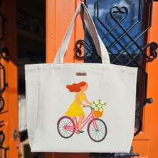 Bumudur Aksesuar Çiçek Sepetli Sarı Elbise ile Bisiklet Sürme Flower Basket Baskılıı Naturel Kanvas Bez Çanta Sap Beyaz Cırt Cırtlı Suluk Tutuculu - Büyük