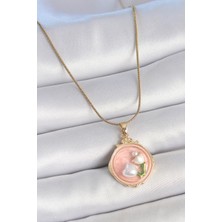 316L Çelik Gold Renk Zincir Pembe Mineli Incili Çiçek Işlemeli Portre Model Kadın Kolye - Lisinya