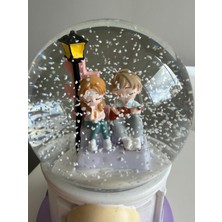 PremiumPort Işıklı Müzikli Püskürtmeli Kar Küresi, Merdivende Oturan Çocuklar, Büyük Boy