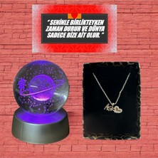PremiumPort Renk Değiştiren LED Işıklı Cam Satürn ve Dolunay Kız Kolye