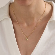 Gold Marley Minimal Çiçek Kabartmalı Kolye – 14 Ayar Altın