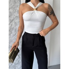 Qutta Kadın Önü Aksesuarlı Omzu Açık Kalın Askılı Sandy Kumaş Crop Bluz