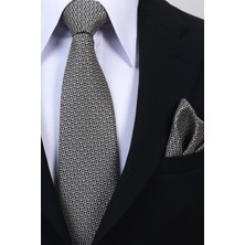 Esgue Hand Made 8 cm Micro Üçgen Desenli Siyah Bej Renk Mendilli Kravat