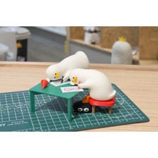 Yapı3D Ders Çalışan Ördek Figür Seti 🐥📚 | Mini Masa & Sandalyeli Dekoratif Biblo | Eğlenceli Ofis Süsü