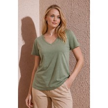 Fashion Friends V Yaka Haki Kadın T-Shirt 26Y0478K1
