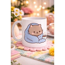 Fırsatkolik Battaniyeye Sarılmış Sevimli Kedi Tasarımlı Porselen Kupa Model 189 – Kahve Temalı Tatlı Kedi Kahve Kupası – Kedi Severlere Hediye Kupa