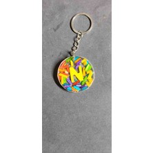 Miina Aksesuar Renkli Parçalar ve Büyük Bir "n" Harfi Içeren, El Yapımı Epoksi Reçineden Üretilmiş Kişiye Özel Bir Anahtarlıktır.