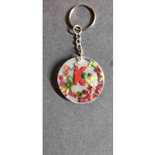 Miina Aksesuar Renkli Kurutulmuş Çiçeklerle Süslenmiş El Yapımı Bir epoksi Reçine Harf Anahtarlıktır.