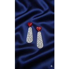 Lu Atelier Rosina Kırmızı Kalp Detaylı Siyah Puantiyeli Beyaz Polimer Kil Küpe