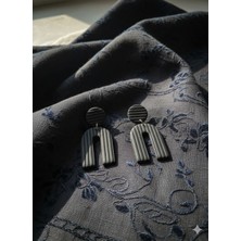 Lu Atelier Noir Arc El Yapımı Polimer Kil Küpe | Siyah Dokulu Geometrik Tasarım | Modern Minimal Küpe