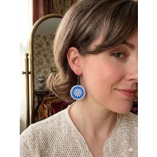 Lu Atelier Golzar Mavi Beyaz Çiçek Desenli El Yapımı Polimer Kil Küpe