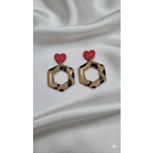 Lu Atelier Valora Kırmızı Kalp Detaylı Leopar Desenli Geometrik Polimer Kil Küpe