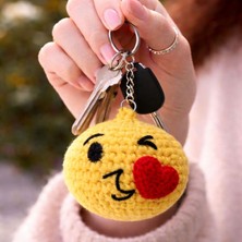 Uretti - Tuğba 9352 5133 El Yapımı Örgü Kalp Öpücük Emoji Model Anahtarlık