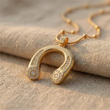 Zeino Zirkon Taşlı Nal Kolye Ucu - 14k Altın Kaplama - 23x33 mm (45 cm Çelik Zincir Hediyeli)