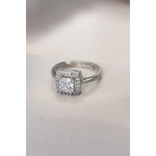 Moco Üreticiniz Gümüş Renk Baget ve Zirkon Taşlı Kare Yüzük YN1348