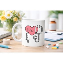 Decostyle Sağlık Temalı Porselen Kupa Model 170 – Stetoskop Kalp ve Şırınga Tasarımlı Kahve Kupası – Doktor ve Hemşire Hediyesi