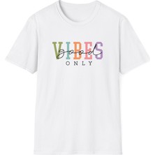 Tişört Kodu “good Vibes Only” Regular Fit Tişört – Renkli Minimal Yazı Tasarım