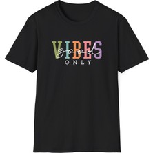 Tişört Kodu “good Vibes Only” Regular Fit Tişört – Renkli Minimal Yazı Tasarım