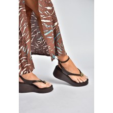 Fox Shoes Y973465909 Kahverengi Parmak Arası Dolgu Tabanlı Kadın Sandalet