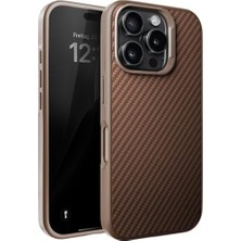 Asseds Store 16 Pro Max Için Fiber Karbon Materyal Arka Bölüm Metal Lens Çerçeveli ve Metal Tuşlu Sararmayan ve Çizilmeyen Güçlü Darbe Emici Premium Silikon Kılıf (Çöl Titanyum, 16 Pro Max)