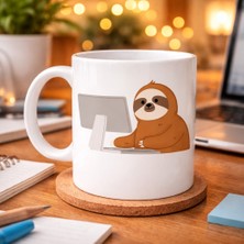 Youday Accessories Bilgisayar Başında Tembel Hayvan Desenli Porselen Kupa Model 113 – Sevimli Sloth Tasarımlı Ofis & Kahve Kupası , Eğlenceli Hediye