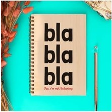 Bistopia Yes I 'am Not Listening Tasarımlı 8 cm x 12 cm Ölçülerinde Çizgisiz 48 Yaprak Ahşap Kapaklı Defter