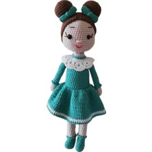 Kahverengi Saçlı Zümrüt Yeşili Elbiseli Sude Bebek Amigurumi Organik Oyuncak