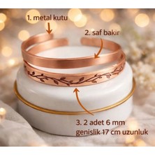 Neefy Saf Bakır Bileklik Seti – El Işçiliği Özel Metal Kutu | 2 Adet 6 mm Zarafet Bazen Sadeliktir.