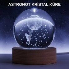 Pileli Store Lazer Işlemeli 3D Astronot Kristal Küre LED Işıklı Uzay Temalı Gece Lambası