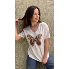 Leilaa V Yaka Kelebek Işlemeli T-Shirt