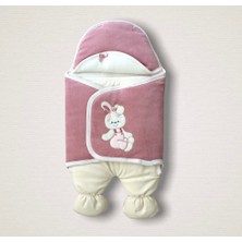 LTG Nova Yenidoğan Kadife Kumaş Ayıcık Nakışlı Şapkalı Kız Erkek Bebek Ayaklı Kundak Bebek Battaniyesi Gül K