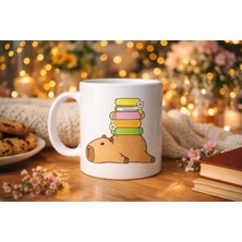 Verto Sevimli Kapibara Kitaplı Kupa Model 101 – Kahve &amp; Çay Kupası Kitap Severlere Özel Tatlı Tasarım Porselen Kupa