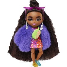 Barbie Extra Mini Bebekler (14 Cm), Mavi Ceketli, Koyu Renk Saçlı Bebek, Aksesuar ve Stand, 3 Yaş ve