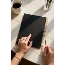 Esranın Dünyası A4 Boyutunda Çizgili Spiralli Not Defteri (120 Yaprak)