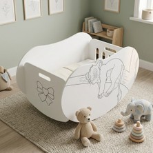 Sumua Store Mdf Bebek Beşiği – Sallanır Ahşap Beşik | Anne Yanı | Cnc Işlemeli, Lake Boyalı | Aslan Desenli