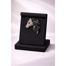 Mdm Style At Figürlü Taşlı Siyah Gümüş Renk Zarif Şık Yaka Broşu