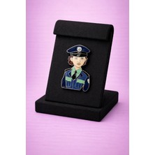 Mdm Style 👮‍♀️ Kadın Polis Figürlü Broş – Eğlenceli ve Şık Rozet Tasarım