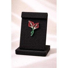 Mdm Style Çiçek Figürlü Taşlı Broş – Kırmızı Yeşil Kristal Detaylı Şık Yaka Iğnesi