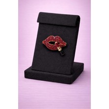 Mdm Style 💄 Kırmızı Taşlı Dudak Broş – Ruj Detaylı Işıltılı ve Şık Tasarım