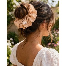 Handmade Betty Bands Dantel Scrunchie – Şık Büyük Boy Saç Tokası | Nude / Bej Romantik Seri