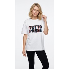 Hoxie Unisex Beyaz 'Tutto Passa' Baskılı Oversize Tişört