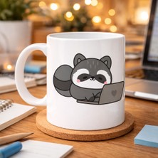 Youday Accessories Laptoplu Sevimli Rakun Desenli Porselen Kupa Model 114 – Ofis Için Eğlenceli Kahve Kupası , Çalışanlara Özel Tatlı Hediye
