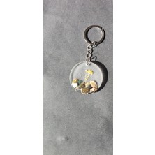 Miina Aksesuar Doğal Taşlar ve Kurutulmuş Bitkiler Içeren El Yapımı Bir Epoksi Anahtarlıktır.